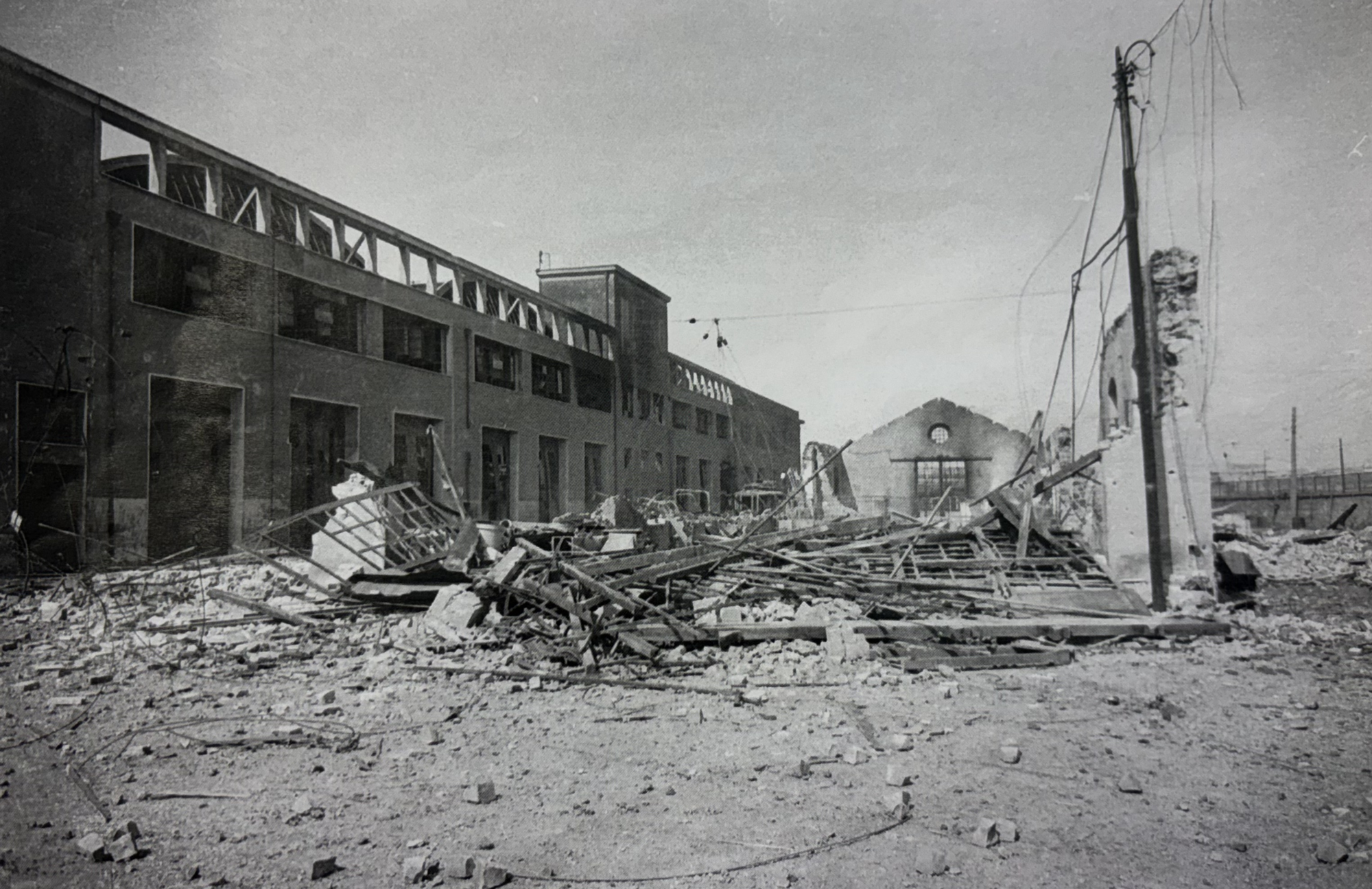 Il piazzale delle Officine Centrali di Prenestina dopo il bombardamento del luglio 1943