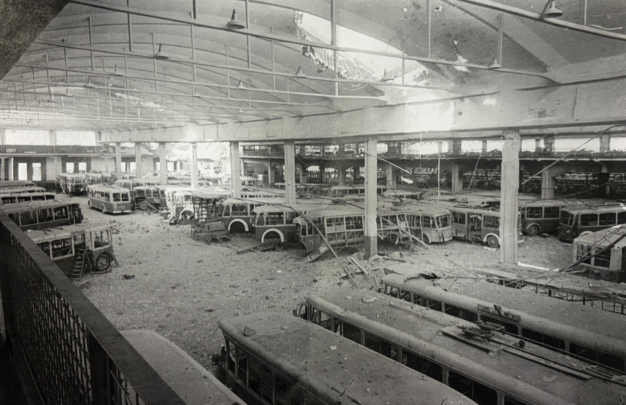 Vetture e strutture delle Officine Centrali di Prenestina distrutte dal bombardamento del luglio 1943