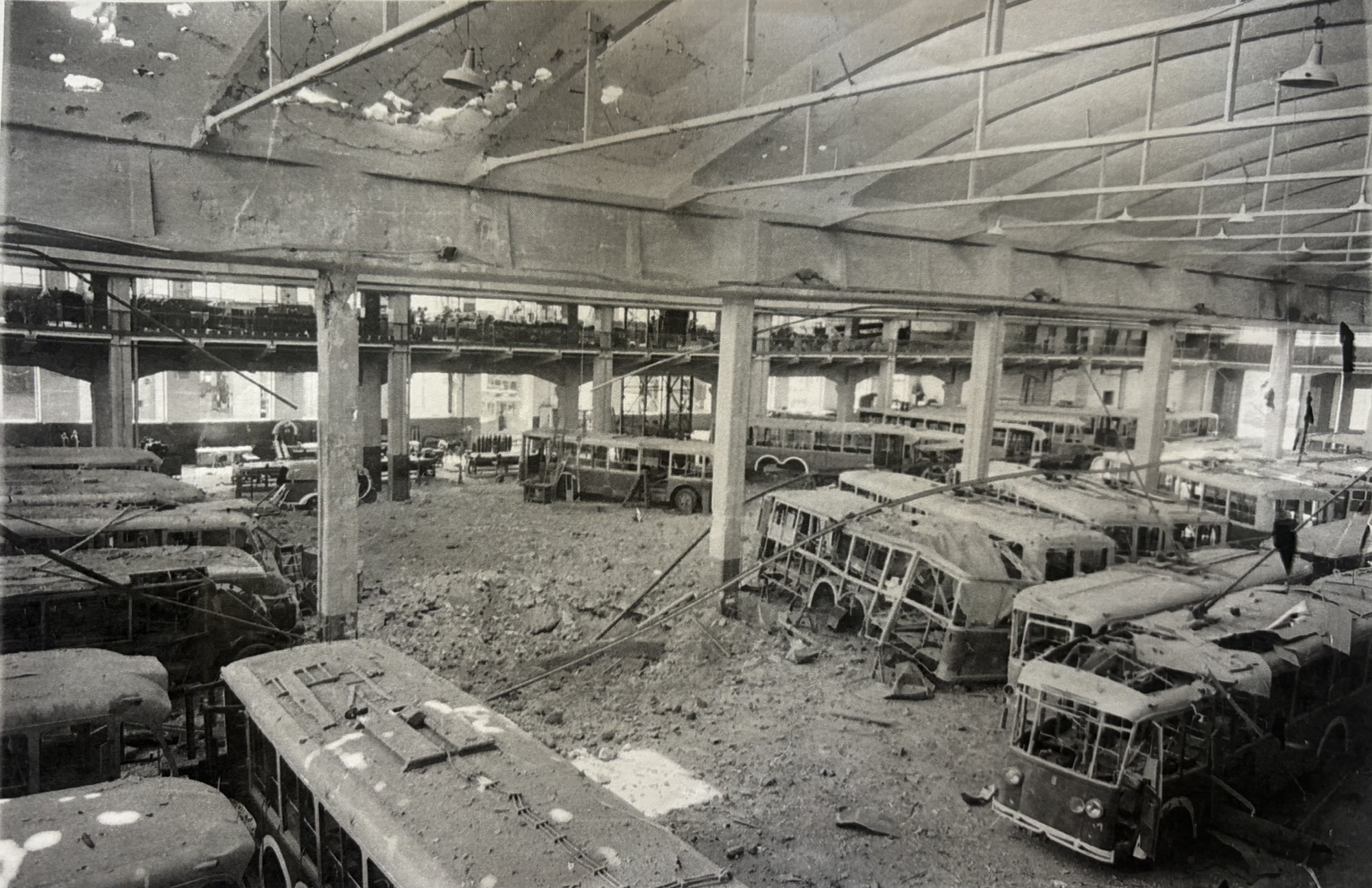Una veduta delle vetture e delle strutture delle Officine Centrali di Prenestina dopo il bombardamento del luglio 1943